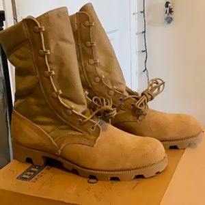 Unisex desert tan military boots.